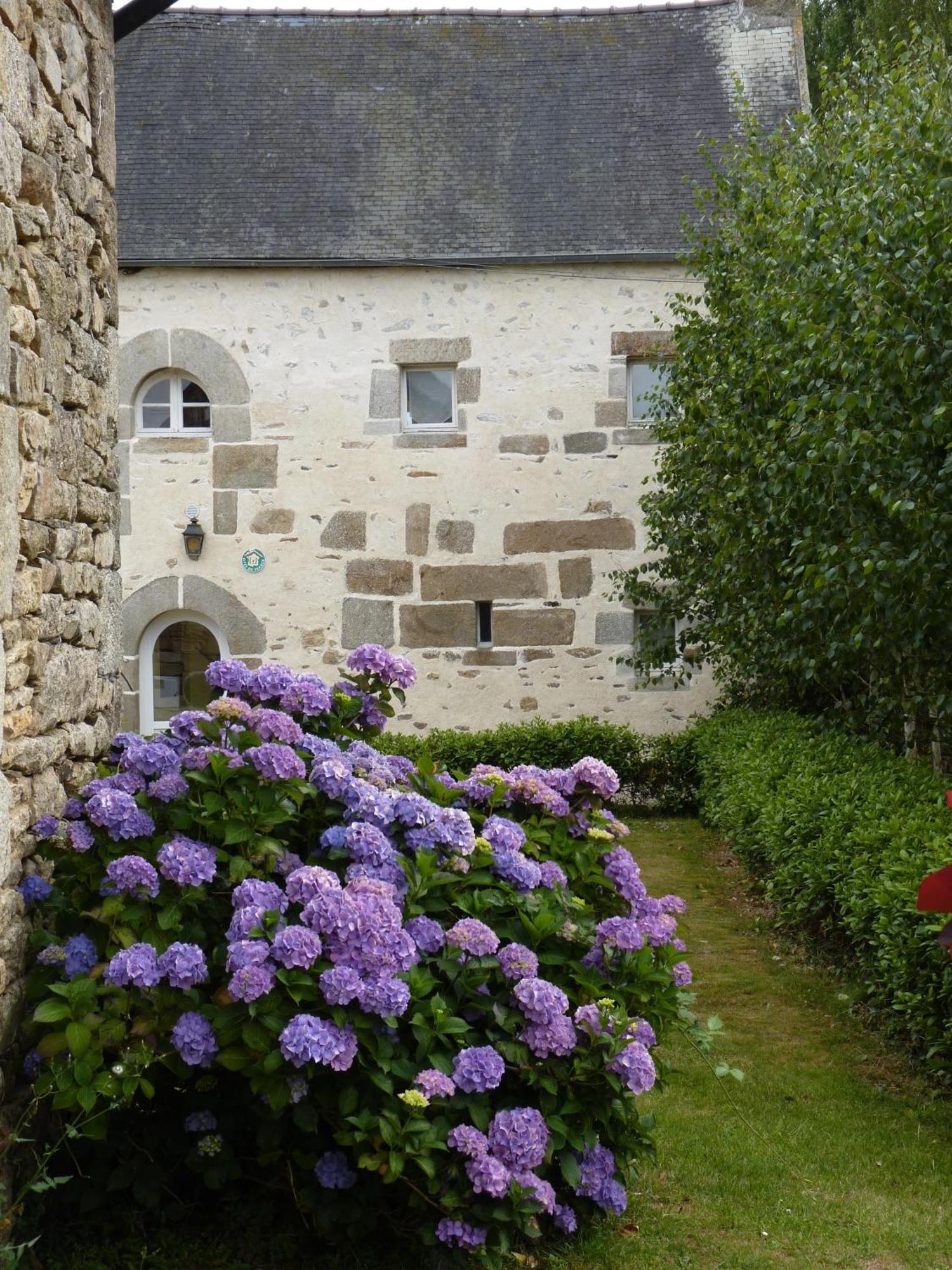 Gites De La Haie Plouegat-Moysan Exterior photo